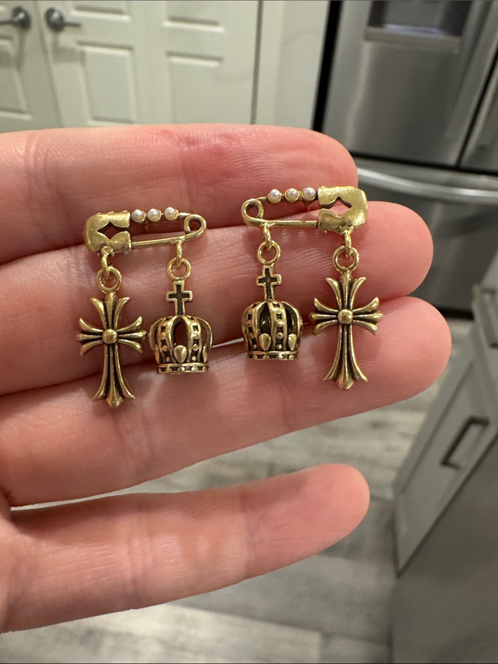 👑✝️ Vintage Gold Tone Crown & Cross Dangle Earrings